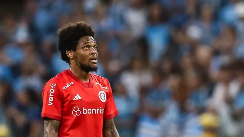 RS – Porto Alegre – 05/03/2023 – GAUCHO 2023, GREMIO X INTERNACIONAL – Luiz Adriano jogador do Internacional durante partida contra o Gremio no estadio Arena do Gremio pelo campeonato Gaucho 2023. Foto: Pedro H. Tesch/AGIF
