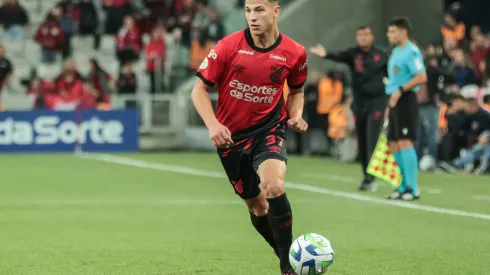 Foto: Robson Mafra/AGIF - Situação de Lucas Esquivel chega ao Athletico