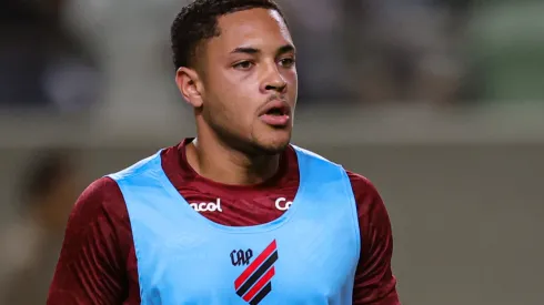 MG - BELO HORIZONTE - 29/04/2023 - BRASILEIRO A 2023, ATLETICO-MG X ATHLETICO-PR - Vitor Roque jogador do Athletico-PR durante aquecimento antes da partida contra o Atletico-MG no estadio Independencia pelo campeonato BRASILEIRO A 2023. Foto: Gilson Junio/AGIF