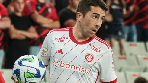 PR – CURITIBA – 21/09/2023 – BRASILEIRO A 2023, ATHLETICO-PR X INTERNACIONAL – Carlos de Pena jogador do Internacional durante partida contra o Athletico-PR no estadio Arena da Baixada pelo campeonato Brasileiro A 2023. Foto: Robson Mafra/AGIF
