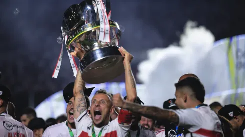 SP - SAO PAULO - 24/09/2023 - COPA DO BRASIL 2023 FINAL, SAO PAULO X FLAMENGO - Rafinha jogador do Sao Paulo levanta a taca de campeao durante cerimonia de premiacao ao final da partida contra o Flamengo no estadio Morumbi pela decisao do campeonato Copa do Brasil 2023. Foto: Ettore Chiereguini/AGIF