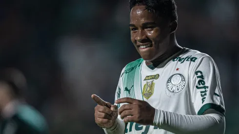 GO - GOIANIA - 07/05/2023 - BRASILEIRO A 2023, GOIAS X PALMEIRAS - Endrick jogador do Palmeiras comemora seu gol durante partida contra o Goias no estadio Serrinha pelo campeonato BRASILEIRO A 2023. Foto: Heber Gomes/AGIF