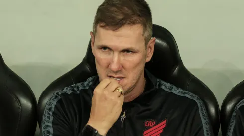 PR - CURITIBA - 03/06/2023 - BRASILEIRO A 2023, ATHLETICO-PR X BOTAFOGO - Paulo Turra tecnico do Athletico-PR durante partida contra o Botafogo no estadio Arena da Baixada pelo campeonato BRASILEIRO A 2023. Foto: Robson Mafra/AGIF