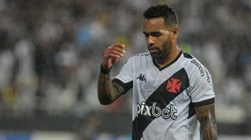 Foto: Thiago Ribeiro/AGIF – Alex Teixeira é um dos que pode ter dias contados no Vasco.
