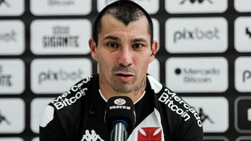 RJ - RIO DE JANEIRO - 13/07/2023 - VASCO, APRESENTACAO GARY MEDEL - Gary Medel fala aos jornalista durante sua apresentacao oficial como jogador do Vasco em coletiva de imprensa realizada no CT Moacyr Barbosa. Foto: Thiago Ribeiro/AGIF