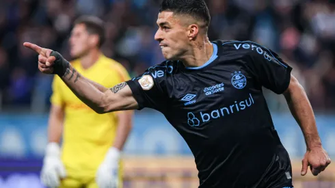 RS – PORTO ALEGRE – 27/08/2023 – BRASILEIRO A 2023, GREMIO X CRUZEIRO – Luis Suarez jogador do Gremio comemora seu gol durante partida contra o Cruzeiro no estadio Arena do Gremio pelo campeonato Brasileiro A 2023. Foto: Maxi Franzoi/AGIF
