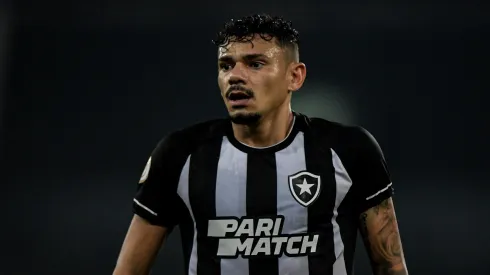 RJ - RIO DE JANEIRO - 10/06/2023 - BRASILEIRO A 2023, BOTAFOGO X FORTALEZA - Tiquinho Soares jogador do Botafogo durante partida contra o Fortaleza no estadio Engenhao pelo campeonato BRASILEIRO A 2023. Foto: Thiago Ribeiro/AGIF