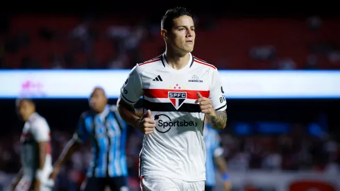 SP – SAO PAULO – 21/10/2023 – BRASILEIRO A 2023, SAO PAULO X GREMIO – James Rodriguez jogador do Sao Paulo disputa lance com  jogador do Gremio durante partida no estadio Morumbi pelo campeonato Brasileiro A 2023. Foto: Fabio Giannelli/AGIF
