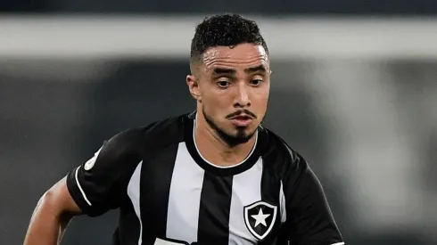 Rafael causa 'alvoroço' na web após post provocando rivais do Botafogo