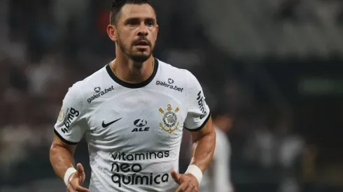 Foto: Marcello Zambrana/AGIF – Giuliano fala antes do clássico contra o Santos.
