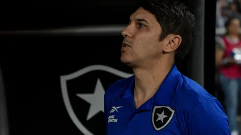 RJ - RIO DE JANEIRO - 21/10/2023 - BRASILEIRO A 2023, BOTAFOGO X ATHLETICO-PR - Lucio Flavio tecnico do Botafogo durante partida contra o Athletico-PR no estadio Engenhao pelo campeonato Brasileiro A 2023. Foto: Thiago Ribeiro/AGIF