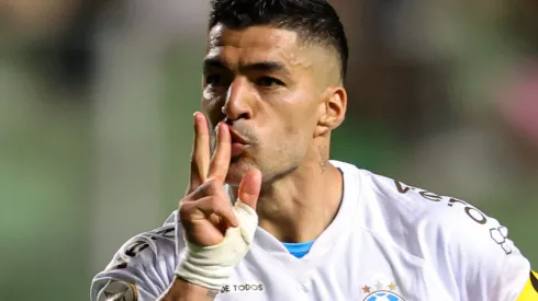 Luís Suarez comemora seu gol durante partida contra o América-MG. Foto: Gilson Lobo/AGIF