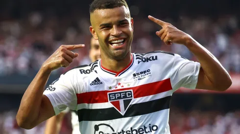 Alisson comemora seu gol durante partida contra o Corinthians no estádio do Morumbi pelo Campeonato Paulista 2022. Foto: Marcello Zambrana/AGIF
