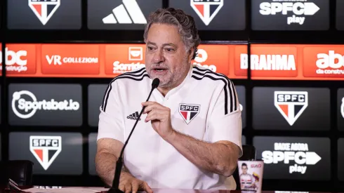 – O presidente Julio Casares fala aos jornalistas durante apresentacao oficial de James Rodriguez como jogador do Sao Paulo em coletiva de imprensa realizada no CT Barra Funda. Foto: Abner Dourado/AGIF
