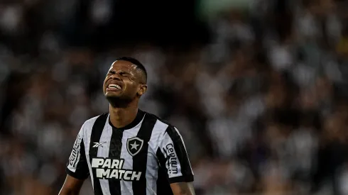 Júnior Santos lamenta durante partida contra o Palmeiras pelo campeonato Brasileiro 2023. Foto: Thiago Ribeiro/AGIF
