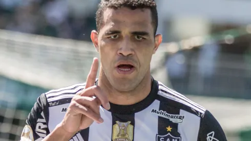 Alan Kardec comemora seu gol durante partida contra o Coritiba pelo campeonato Brasileiro 2022. Foto: Robson Mafra/AGIF
