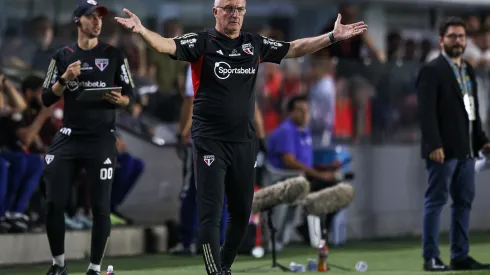 Foto: Fernanda Luz/AGIF – Dorival recebe  notícia ruim para o clássico.
