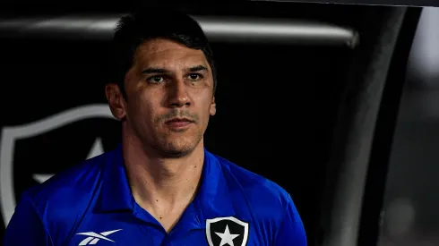 RJ - RIO DE JANEIRO - 01/11/2023 - BRASILEIRO A 2023, BOTAFOGO X PALMEIRAS - Lucio Flavio tecnico do Botafogo durante partida contra o Palmeiras no estadio Engenhao pelo campeonato Brasileiro A 2023. Foto: Thiago Ribeiro/AGIF