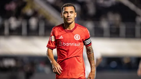  Alan Patrick jogador do Internacional durante partida contra o Santos no estadio Vila Belmiro pelo campeonato BRASILEIRO A 2023. Foto: Abner Dourado/AGIF
