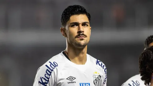  João Basso jogador do Santos durante partida contra o Bragantino no estádio Vila Belmiro pelo campeonato Brasileiro A 2023. Foto: Abner Dourado/AGIF
