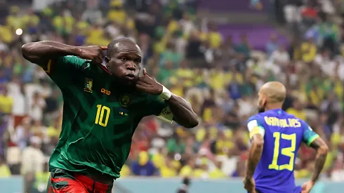 Foto: Clive Brunskill/Getty Images - Vincent Aboubakar comemorando gol de Camarões contra a Seleção Brasileira na Copa do Mundo de 2022