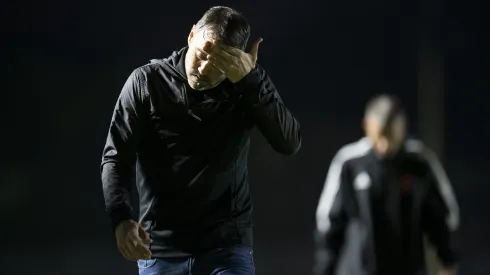  Eduardo Coudet tecnico do Internacional deixa o campo apos partida contra o Vasco no estadio Sao Januario pelo campeonato Brasileiro A 2023. Foto: Jorge Rodrigues/AGIF
