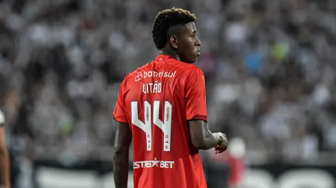 Vitao jogador do Internacional durante partida contra o Botafogo no estadio Engenhao pelo campeonato Brasileiro A 2023. Foto: Thiago Ribeiro/AGIF
