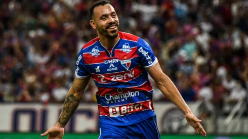 Moises jogador do Fortaleza comemora seu gol durante partida contra o Vitoria no estadio Arena Castelao pelo campeonato Copa do Brasil 2022. Foto: Kely Pereira/AGIF
