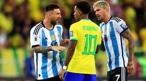 Messi, Rodrygo e De Paul. Foto: Buda Mendes/Getty Images)
