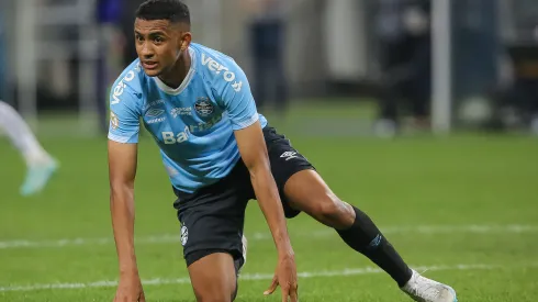 Foto: Pedro H. Tesch/AGIF - André Henrique em partida pelo Grêmio no Campeonato Brasileiro