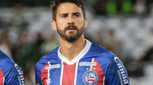 Everaldo jogador do Bahia durante execucao do hino nacional antes da partida contra o Coritiba no estadio Couto Pereira pelo campeonato Brasileiro A 2023. Foto: Robson Mafra/AGIF
