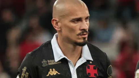 Maicon jogador do Vasco durante execução do hino nacional antes da partida contra o Athletico-PR no estadio Arena da Baixada pelo campeonato Brasileiro A 2023. Foto: Robson Mafra/AGIF
