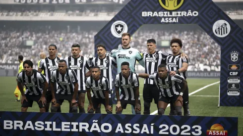 Elenco do Botafogo no duelo contra o Santos. Foto: Jorge Rodrigues/AGIF