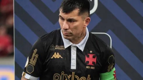 PR – CURITIBA – 25/11/2023 – BRASILEIRO A 2023, ATHLETICO-PR X VASCO – Medel jogador do Vasco durante execucao do hino nacional antes da partida contra o Athletico-PR no estadio Arena da Baixada pelo campeonato Brasileiro A 2023. Foto: Robson Mafra/AGIF
