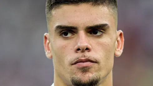 Gabriel Pec jogador do Vasco durante partida contra o Flamengo no estádio Maracanã pelo campeonato Carioca 2023. Foto: Thiago Ribeiro/AGIF
