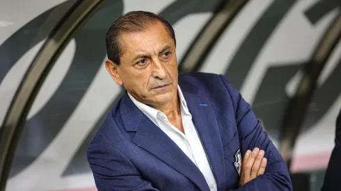 Foto: Gilson Lobo/AGIF -Ramón Díaz recebe notícia de última hora.