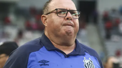 Marcelo Fernandes técnico do Santos durante partida contra o Athlético-PR no estádio Arena da Baixada pelo campeonato Brasileiro A 2023. Foto: Gabriel Machado/AGIF
