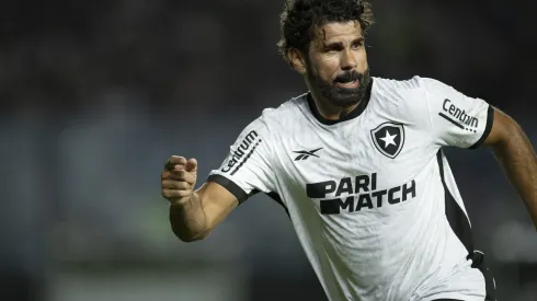 Diego Costa jogador do Botafogo durante partida contra o Vasco no estadio Sao Januario pelo campeonato Brasileiro A 2023. Foto: Jorge Rodrigues/AGIF