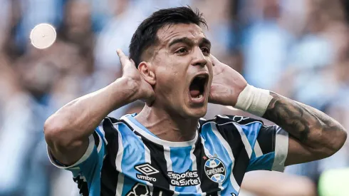 Franco Cristaldo jogador do Grêmio comemora seu gol durante partida contra o Coritiba no estádio Arena do Grêmio pelo campeonato BRASILEIRO A 2023. Foto: Maxi Franzoi/AGIF
