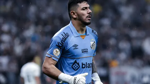  Joao Paulo goleiro do Santos durante partida contra o Corinthians no estadio Arena Corinthians pelo campeonato Brasileiro A 2023. Foto: Fabio Giannelli/AGIF
