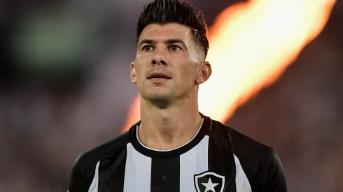 RJ - RIO DE JANEIRO - 10/06/2023 - BRASILEIRO A 2023, BOTAFOGO X FORTALEZA - Victor Cuesta jogador do Botafogo durante partida contra o Fortaleza no estadio Engenhao pelo campeonato BRASILEIRO A 2023. Foto: Thiago Ribeiro/AGIF