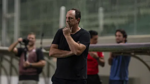 Foto: Alessandra Torres/AGIF – Rogério Ceni observa situação de goleiro.
