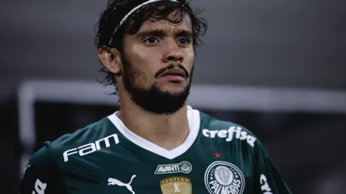 Foto: Ettore Chiereguini/AGIF – Gustavo Scarpa em partida pelo Palmeiras no Campeonato Brasileiro de 2022
