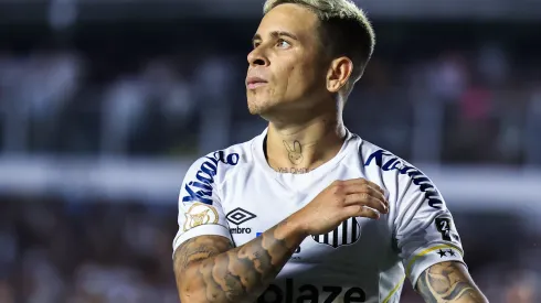 Foto: Marcello Zambrana/AGIF - Soteldo em partida pelo Santos no Campeonato Brasileiro