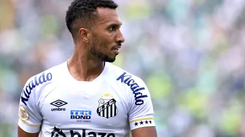 Lucas Braga jogador do Santos durante partida contra o Palmeiras no estadio Arena Barueri pelo campeonato Brasileiro A 2023. Foto: Marcello Zambrana/AGIF
