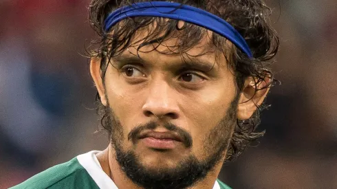 Gustavo Scarpa jogador do Palmeiras durante execução do hino nacional antes da partida contra o Athletico-PR no estádio Arena da Baixada pelo campeonato Brasileiro A 2022. Foto: Robson Mafra/AGIF
