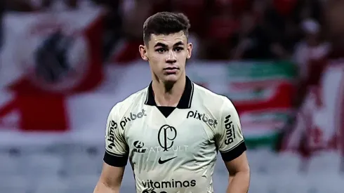 Gabriel Moscardo jogador do Corinthians durante partida contra o Internacional no estádio Arena Corinthians pelo campeonato Brasileiro A 2023. Foto: Fabio Giannelli/AGIF
