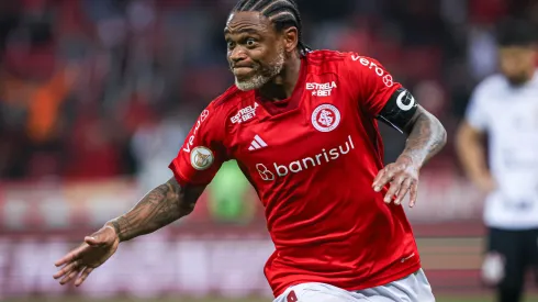 Luiz Adriano jogador do Internacional comemora seu gol durante partida contra o Corinthians no estadio Beira-Rio pelo campeonato Brasileiro A 2023. Foto: Maxi Franzoi/AGIF