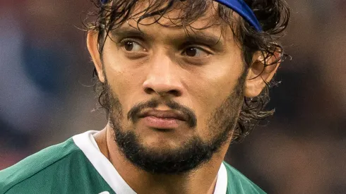 Gustavo Scarpa jogador do Palmeiras durante execução do hino nacional antes da partida contra o Athletico-PR no estádio Arena da Baixada pelo campeonato Brasileiro A 2022. Foto: Robson Mafra/AGIF
