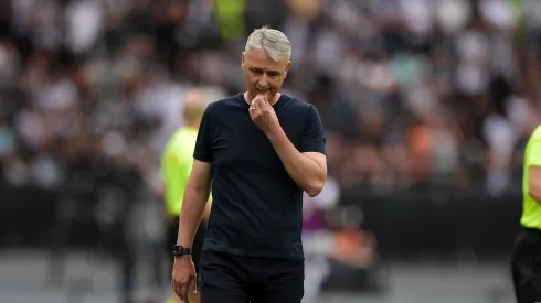 Tiago Nunes pode perder atacante para o Peñarol. Foto: Thiago Ribeiro/AGIF